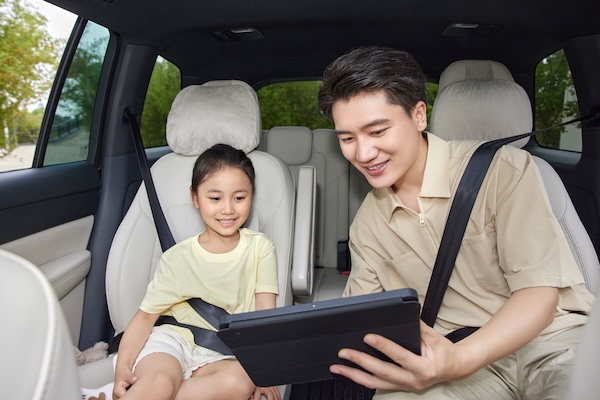 攝圖網(wǎng)_507722467_父親和女兒在車內(nèi)看平板（企業(yè)商用）.jpg